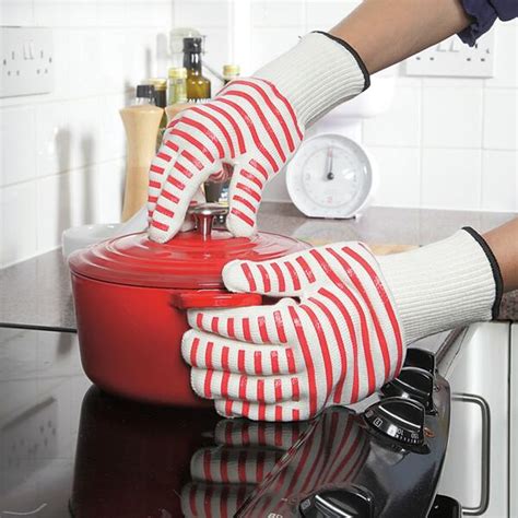 Sicherheit beim Karamellkochen: hoher Topf und Handschuhe