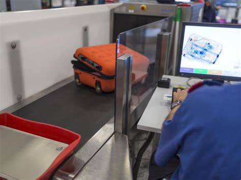Sicherheitsscan im Flughafen: Flüssigkeiten im Beutel