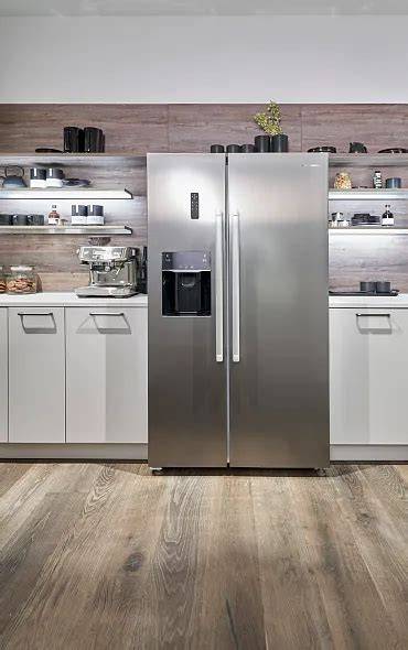 Side-by-Side Kühlschrank in moderner Küche