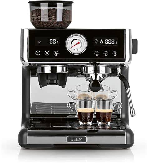 Siebträgermaschine mit Dampflanze und Milchkännchen