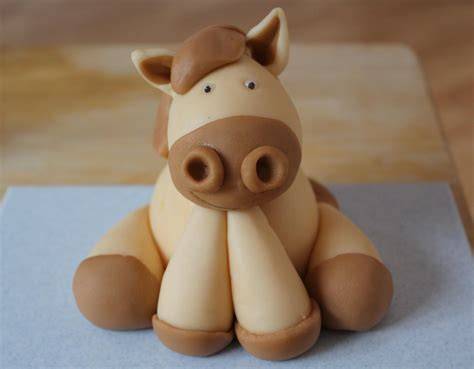 Silhouette Pferd aus Fondant auf rosa Fondant-Torte