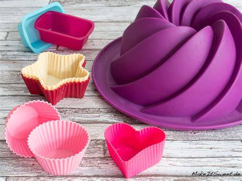Silikonbackformen beim Backen und Entformen