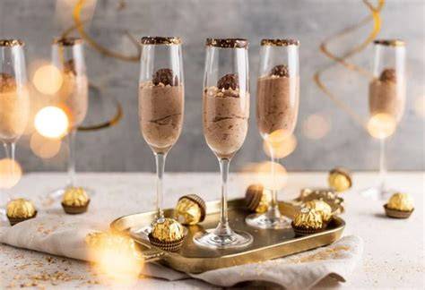 Silvester Dessert Glas mit Ferrero Rocher Creme und Dekoration