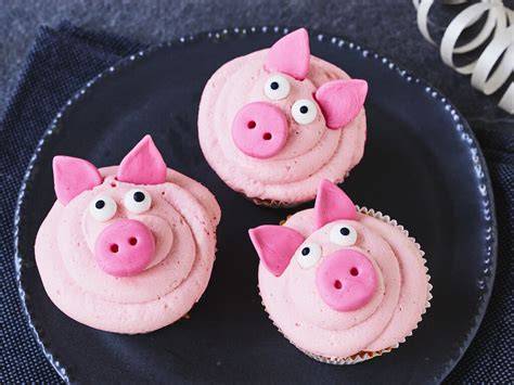 Silvester Muffins mit Marzipanschweinchen als Dekoration