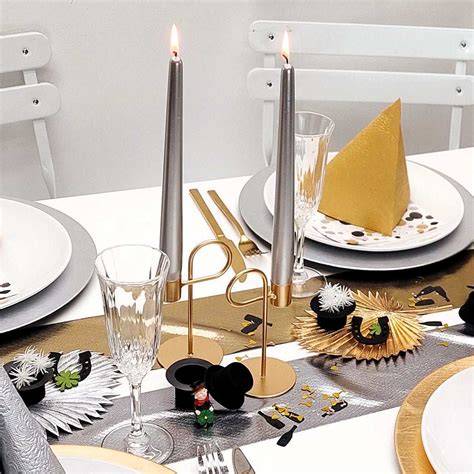 Silvester-Tischdeko in Silber und Gold mit Dessertgläsern
