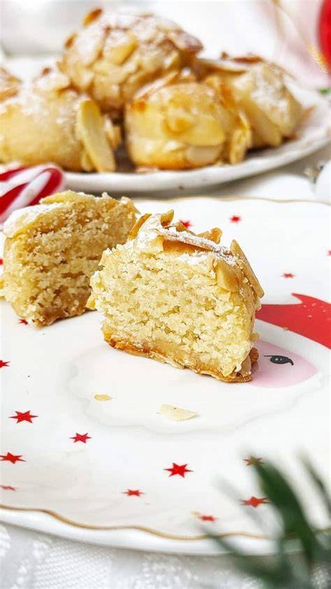 Sizilianische Mandorlini auf einem weihnachtlichen Plätzchenteller