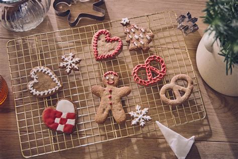 Skandinavisch verzierte Plätzchen mit weißem Royal Icing