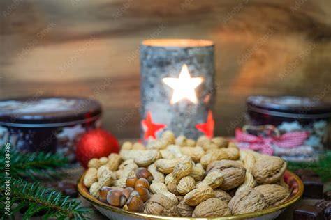 Skandinavische Lakritzkekse auf einem Teller, weihnachtlich dekoriert