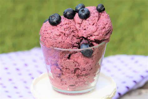 Skyr Eis im Gefrierfach mit Früchten als Topping