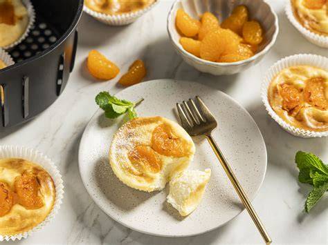 Skyr Käsekuchen Muffins auf einem Teller, mit Puderzucker bestäubt