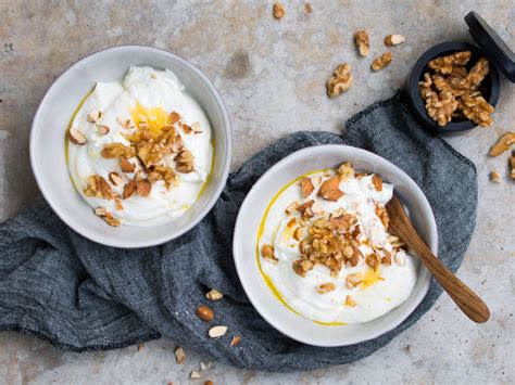 Skyr mit Marmelade und Nüssen