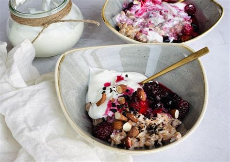 Skyr und Beeren als Topping