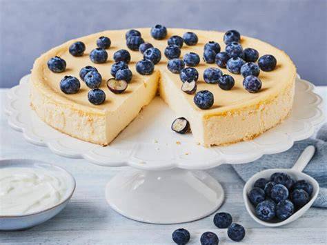 Skyr-Cheesecake ohne Boden in der Form, serviert mit Blaubeeren