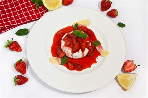 Skyr-Dessert geschichtet mit Erdbeersoße