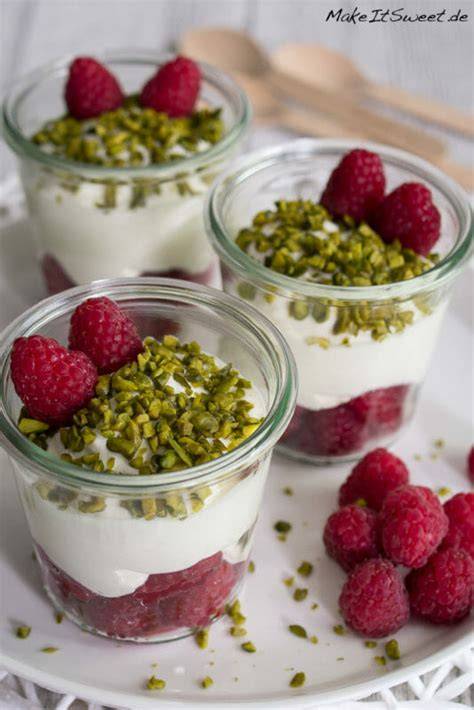 Skyr-Himbeer Dessert geschichtet im Glas mit Minze und Pistazien