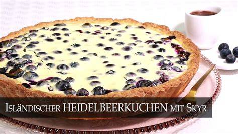 Skyr-Käsekuchen mit Blaubeeren aufgeschnitten, cremige Textur, frische Beeren, isländischer Stil
