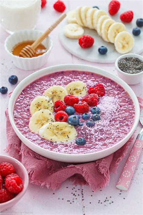 Skyr-Varianten: pur, mit Beeren und als Smoothie