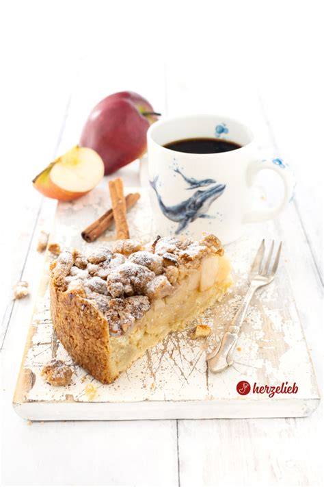 Slice Apfel Sahne Kuchen auf Kuchengabel, daneben Tasse Kaffee