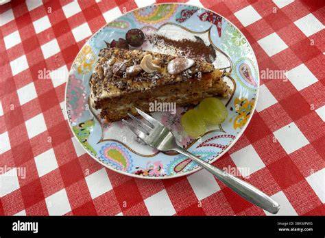 Slice einer Erdbeer-Holunder-Torte auf einer festlichen Sommer-Kaffeetafel