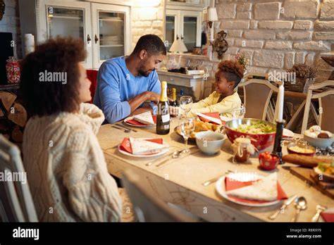 Slowakische Familie beim weihnachtlichen Abendessen