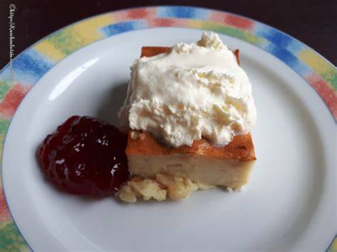 Småländischer Käsekuchen mit Erdbeerkonfitüre und Schlagsahne serviert