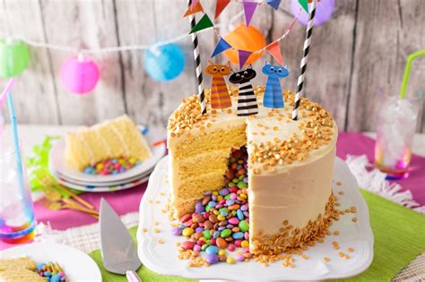Smarties Pinata Cake - Stimmungsvoll dekorierte Überraschungstorte