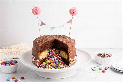 Smarties Pinata-Kuchen Schnittbild