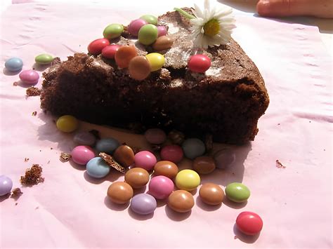 Smarties farbenfroh auf Fondant geklebt