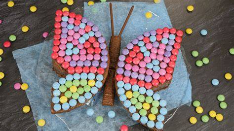 Smarties nach Farben sortieren und den Schmetterlingskuchen verzieren