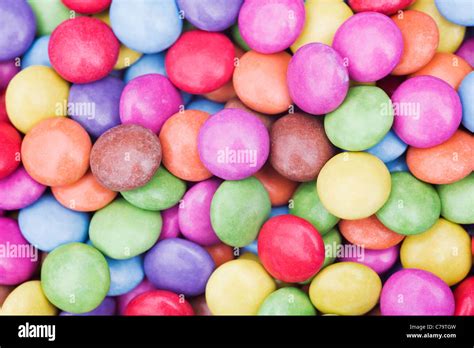 Smarties-ähnliche Kakaolinsen in Nahaufnahme