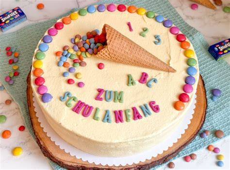 Smarties-Einschulungstorte mit buntem Guss und Eiswaffelschultüte