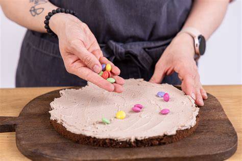 Smarties-Kuchen mit buntem Topping