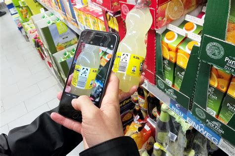 Smartphone mit Lebensmittel-Scan-App im Supermarkt