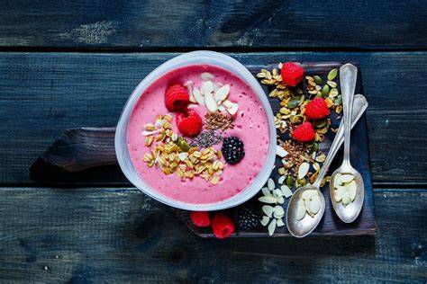Smoothie mit Joghurt, Kokosraspeln und Früchten
