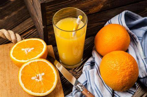 Smoothies und frisch gepresster Orangensaft in Gläsern mit Früchten