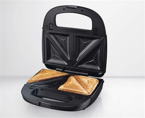Snack XL Sandwichmaker mit geöffneten Wechselplatten und gefüllten Sandwiches