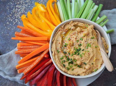 Snack-Box mit Gemüsesticks, Nüssen und Hummus