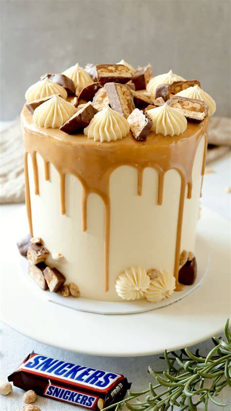 Snickers Drip Schokoladendekor auf Torte