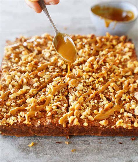 Snickers-Kuchenschnitten mit Karamellsoße und Erdnussfüllung