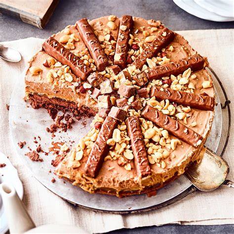 Snickers-Torte angerichtet auf Festtagstafel