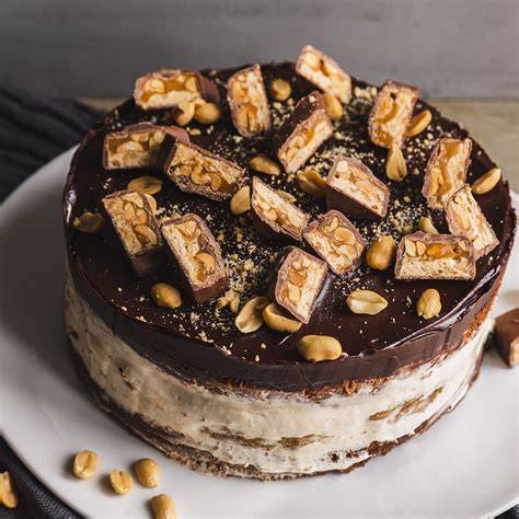 Snickers-Torte mit Baiser, angeschnitten