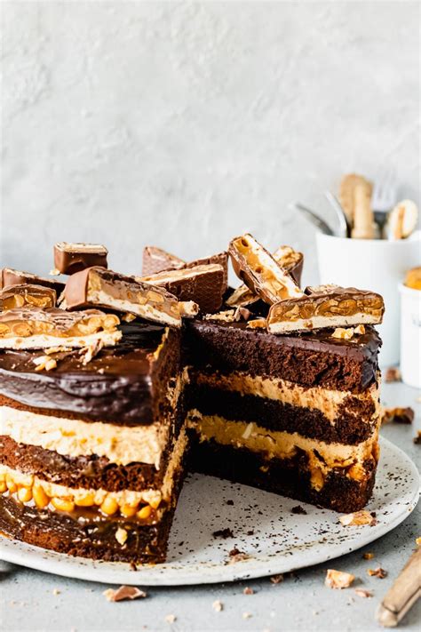 Snickers-Torte mit Karamell- und Erdnussschichten, detailreich angeschnitten und dekoriert