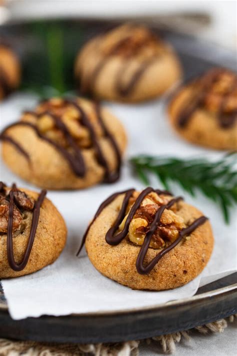 So funktioniert das Schoko-Dekor auf den Walnussplätzchen