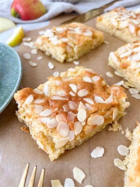 So sieht der Apfelkuchen vom Blech aus - frisch gebacken mit Mandeln und Staubzucker