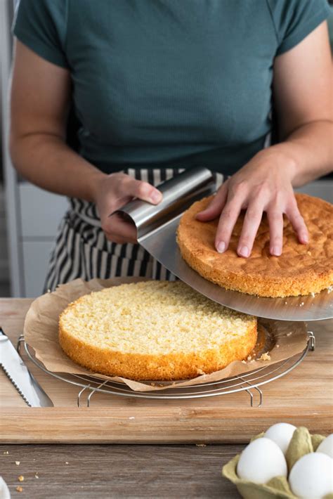 So wird ein Biskuitboden gebacken und gerollt