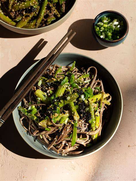 Soba mit Schokoladen-Sesam-Dressing (Konzeptbild)