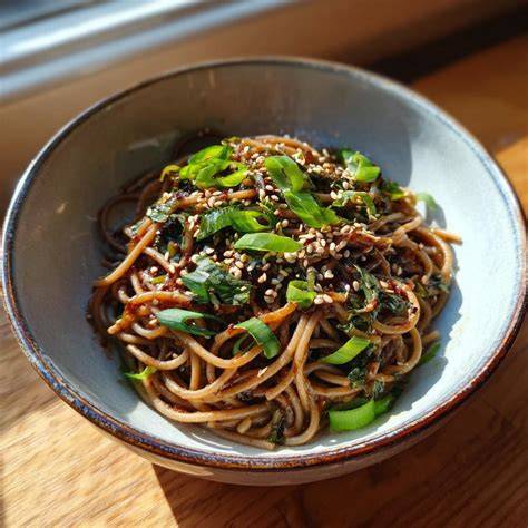 Soba mit Toppings: Noriblatt, Frühlingszwiebeln, Sesam