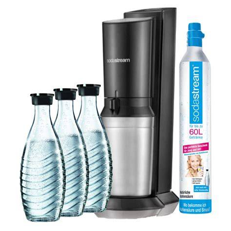 SodaStream-Gerät mit Karaffe, Gläsern voller Eistee, frische Kräuter und Früchte daneben
