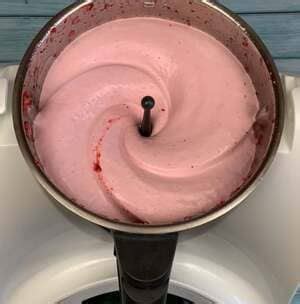 Softeis wird aus dem Swirl-Behälter in die Waffel gedrückt