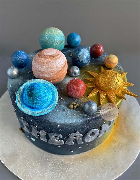 Solar System auf der Torte - Marzipan-Sonne und Planetenbahnen